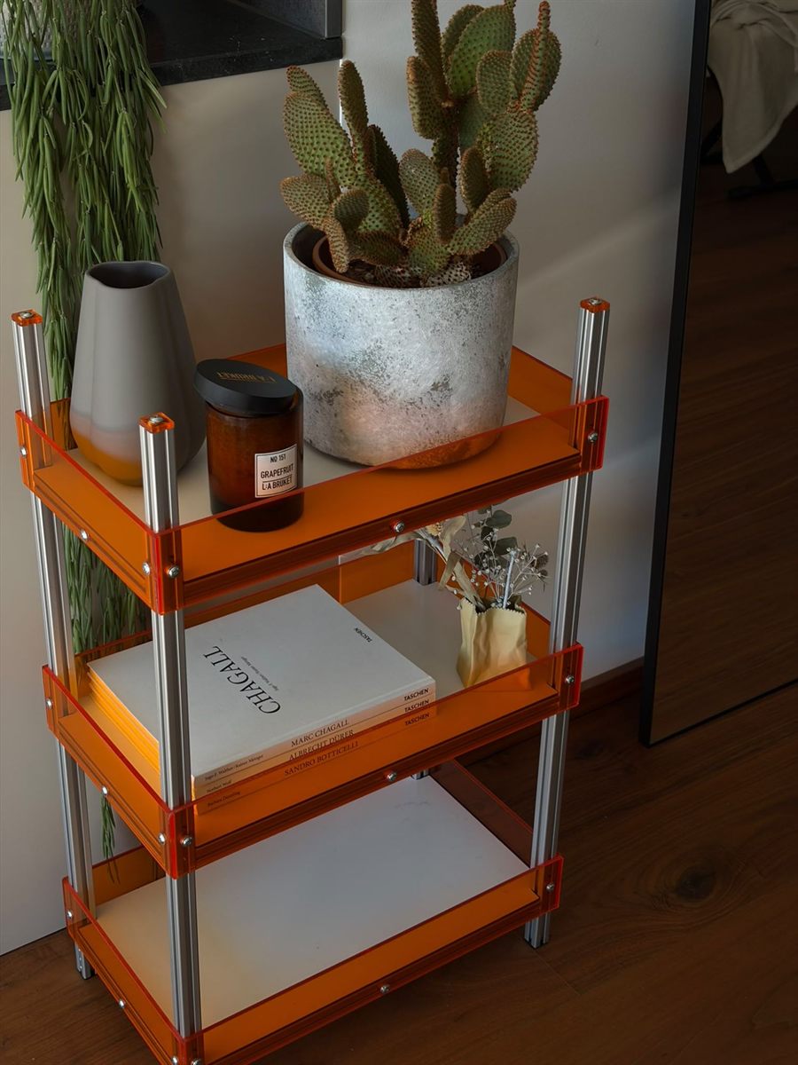 Nahaufnahme der orangefarbenen Ablagen mit sichtbaren Verschraubungen an den Aluminiumprofilen