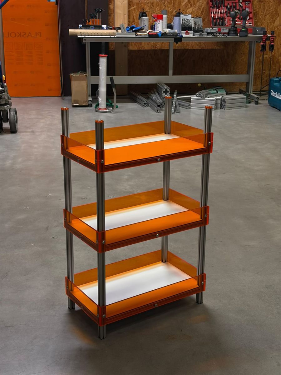 Fertiges Regal in der Werkstatt, im Hintergrund eine Werkbank aus Aluminiumprofilen